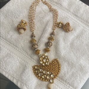 Elegant Gold color and faux pearl Necklace Set
